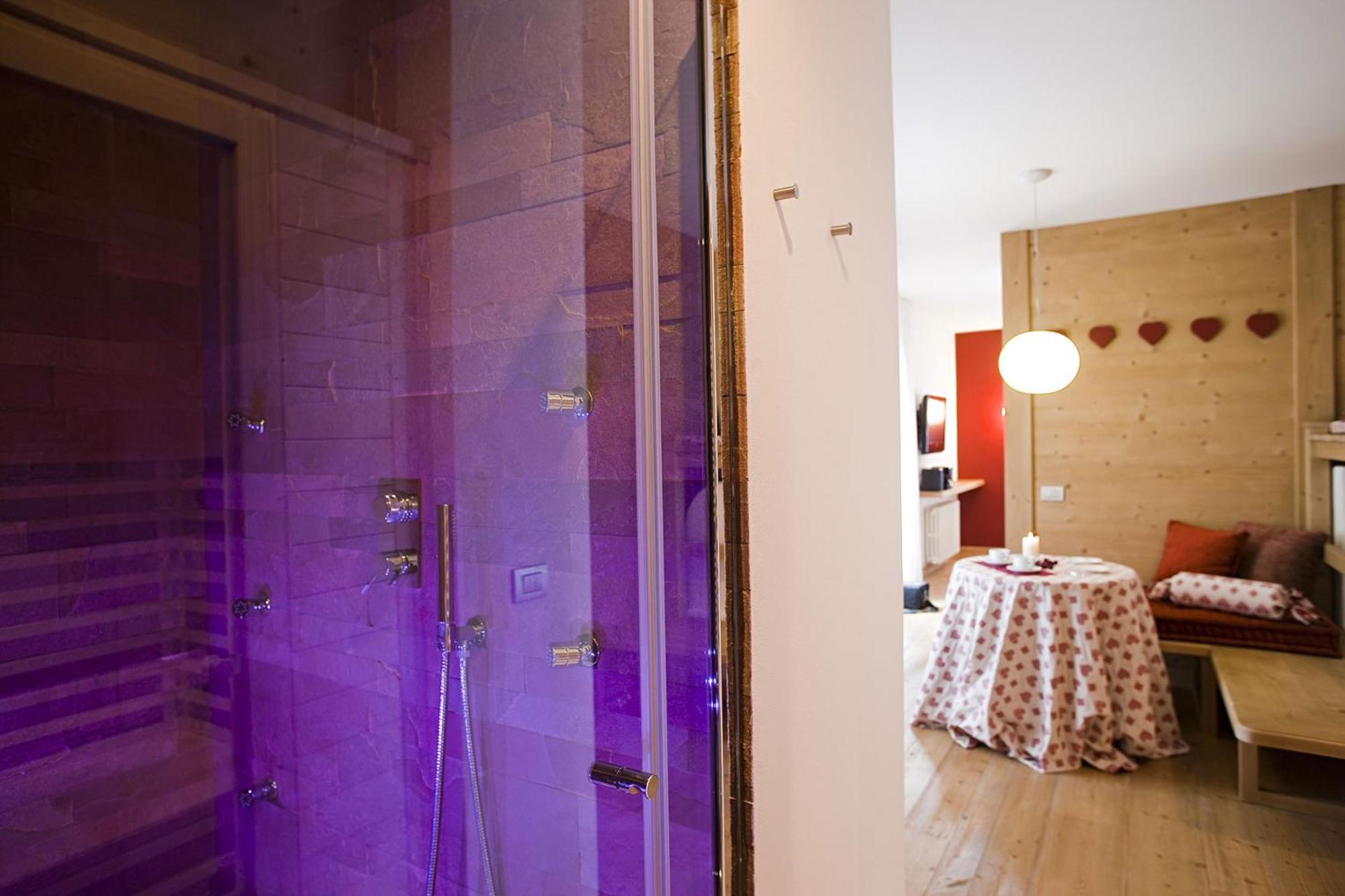 Villa Kofler Wonderland Resort Campitello di Fassa Rum bild
